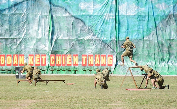 Vượt chướng ngại vật tiến công địch.